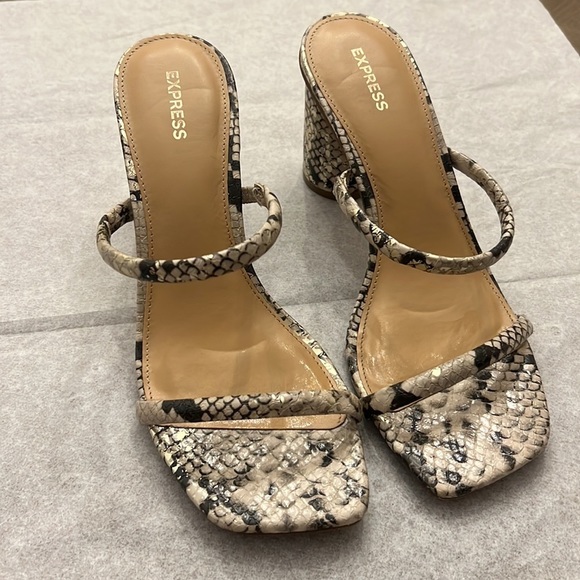Express double band snake pattern block heel sandals - Picture 2 of 9